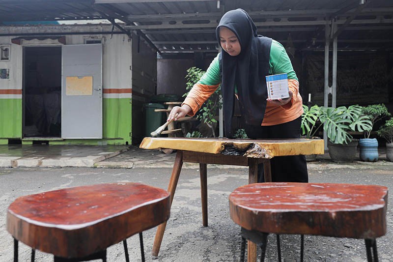 Petugas UPS Badan Air Pasar Minggu Ubah Sampah Kayu jadi Furnitur Cantik - Bagian 5