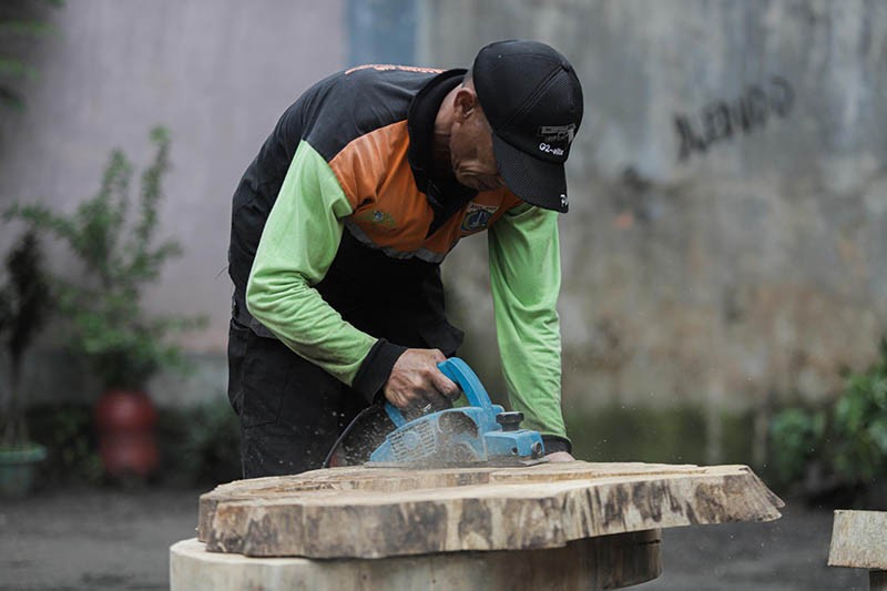 Petugas UPS Badan Air Pasar Minggu Ubah Sampah Kayu jadi Furnitur Cantik - Bagian 4