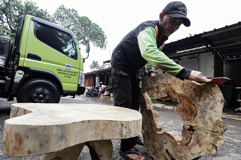 Petugas UPS Badan Air Pasar Minggu Ubah Sampah Kayu jadi Furnitur Cantik - Bagian 2