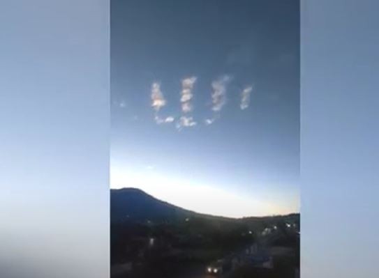 Tangkapan layar awan mirip lafaz Allah yang diabadikan warga Agam. (Foto: iNews)
