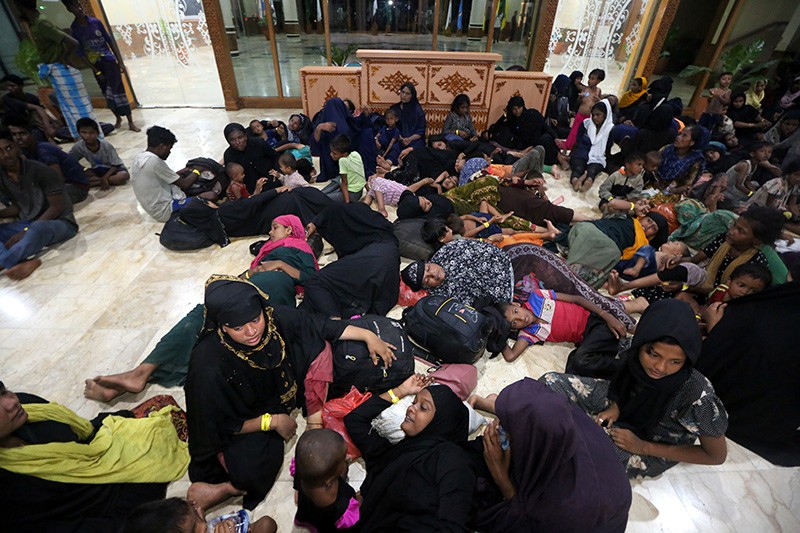 Ratusan Imigran Rohingya Menginap di Kantor Gubernur Aceh - Bagian 2