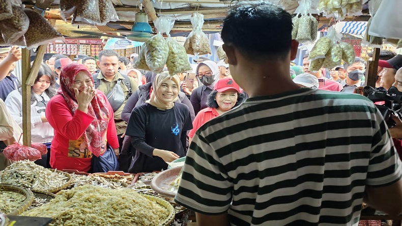 Atikoh Ganjar Blusukan ke Pasar Rau Serang Cek Harga Kebutuhan Pokok