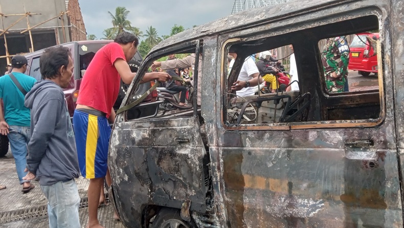 Heboh, Minibus Terbakar Hebat di SPBU Kandangsapi Cianjur, Sopir Luka-luka