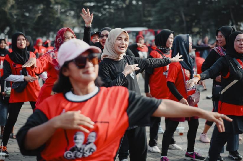 Momen Atikoh Ganjar Senam Bareng Emak-emak di Kota Serang - Bagian 3