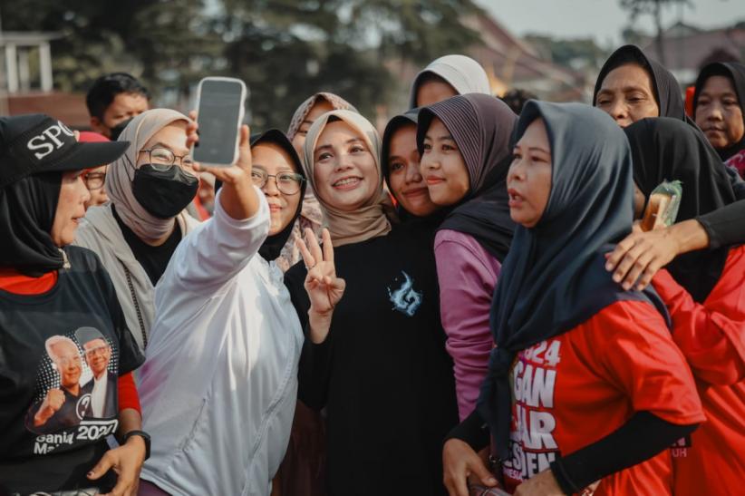 Momen Atikoh Ganjar Senam Bareng Emak-emak di Kota Serang - Bagian 2