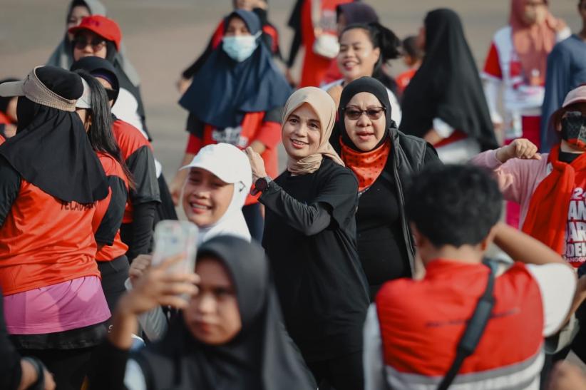 Momen Atikoh Ganjar Senam Bareng Emak-emak di Kota Serang - Bagian 4