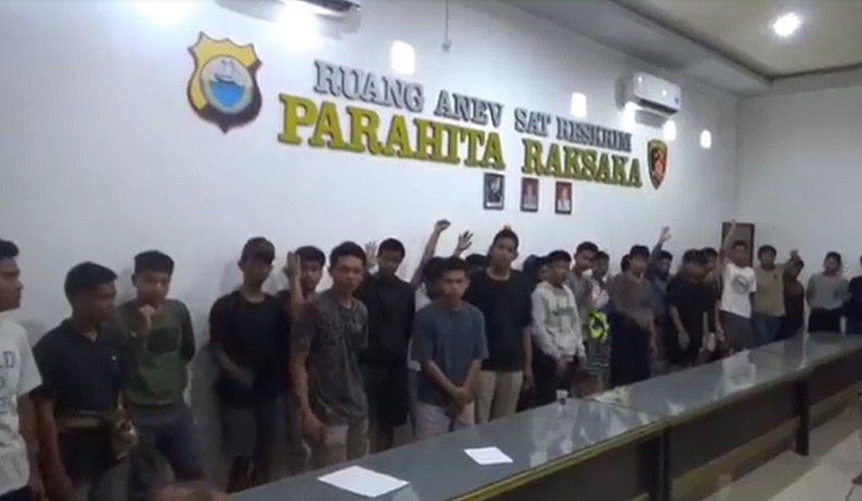 title Viral Tawuran 2 Kelompok Pemuda di Pinrang, 20 Orang Diamankan ke Kantor Polisi Viral Tawuran 2 Kelompok Pemuda di Pinrang, 20 Orang Diamankan ke Kantor Polisi