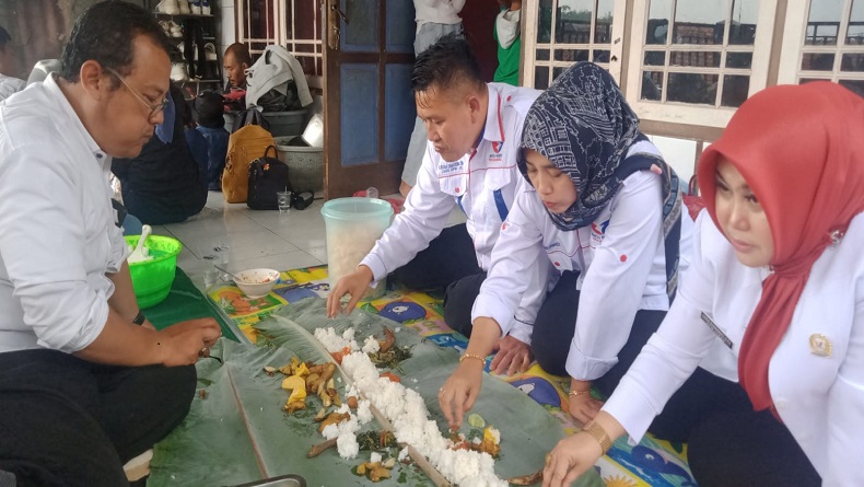 Caleg Partai Perindo Deden Samsudin Kunjungi Sukamandi Kutawaringin Bandung, Ngaliwet Bareng Warga