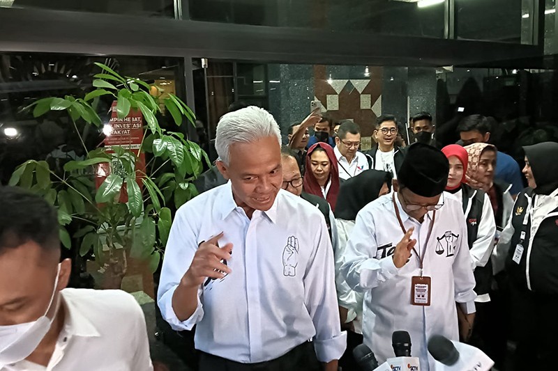 Ganjar-Mahfud Kompak Pakai Kemeja Putih Bertulisan Sat Set dan Tas Tes - Bagian 3