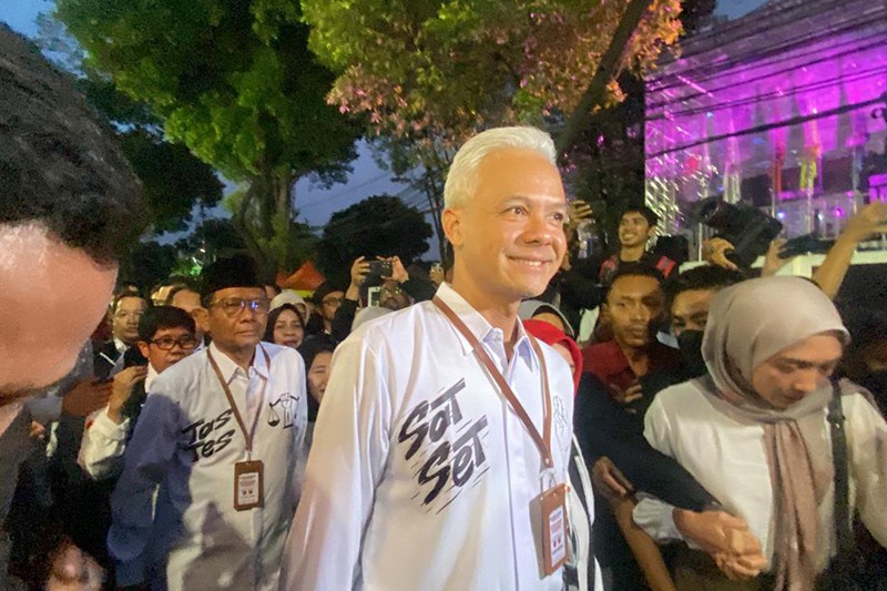 Ganjar-Mahfud Kompak Pakai Kemeja Putih Bertulisan Sat Set dan Tas Tes - Bagian 1