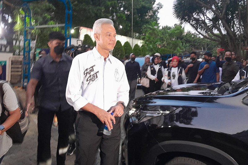 Ganjar-Mahfud Kompak Pakai Kemeja Putih Bertulisan Sat Set dan Tas Tes - Bagian 4
