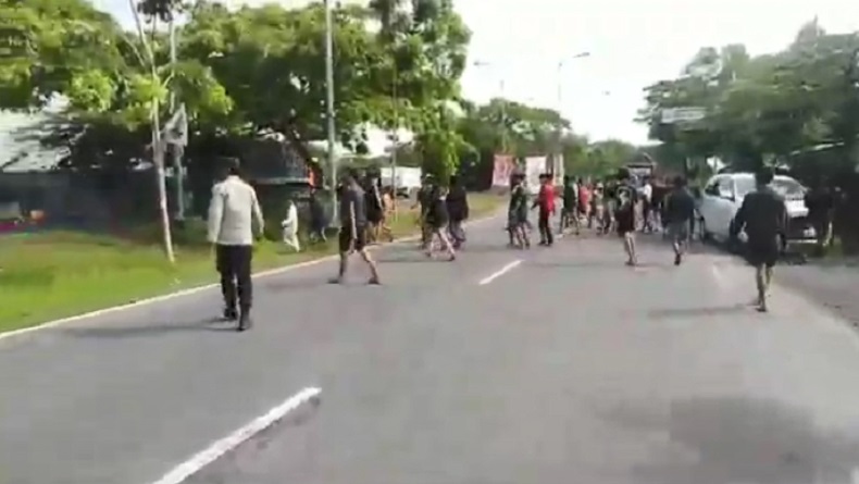 Menegangkan Aksi Kejar-Kejaran Polisi dengan Anak Jalanan yang Halau Truk di Suramadu