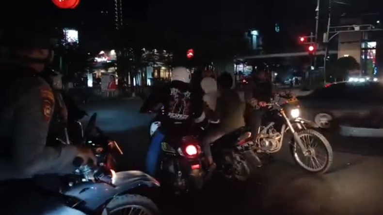 Pemotor Pakai Knalpot Brong Panik saat Terjaring Patroli hingga Tabrak Polisi