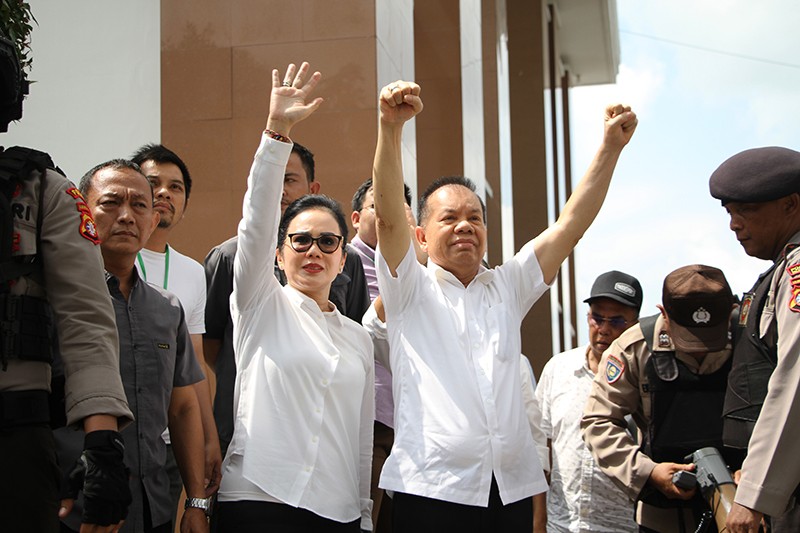 Tampang Mantan Bupati Kapuas dan Istri Kompak Dipenjara karena Korupsi - Bagian 1