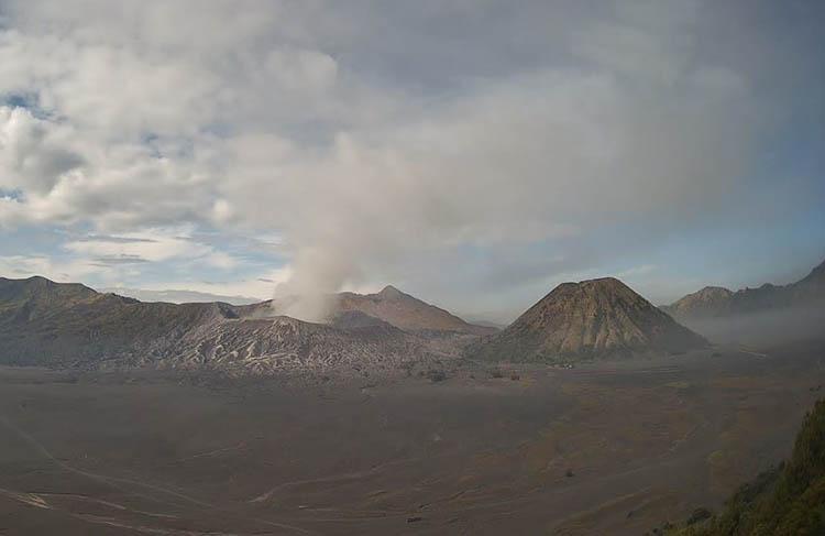 Gunung Bromo Keluarkan Asap Putih dan Kelabu, Masyarakat Diminta Tidak Dekati Kawah