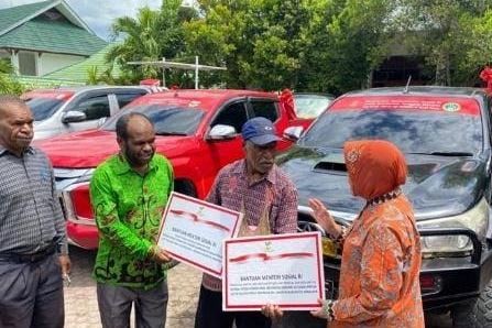 Gandeng Gereja, Mensos Risma Salurkan Bantuan untuk Warga Yahukimo