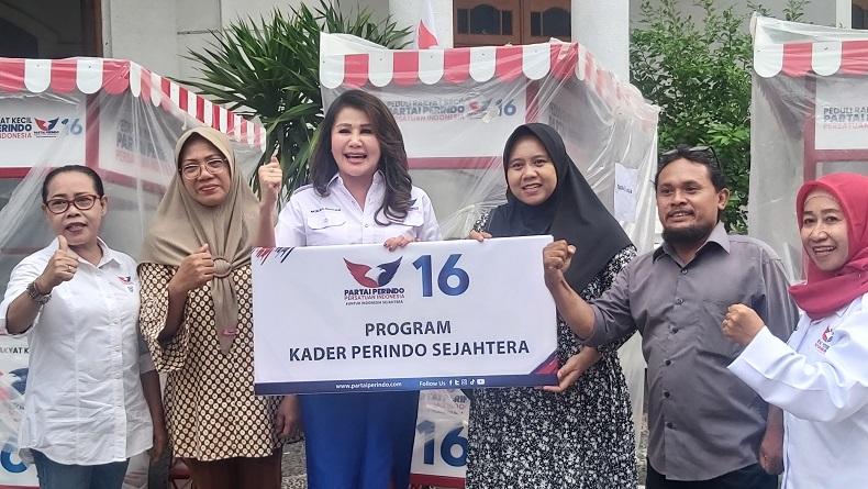Caleg Partai Perindo Natalia Cecilia Serahkan Bantuan Gerobak Gratis ke Pedagang di Surabaya