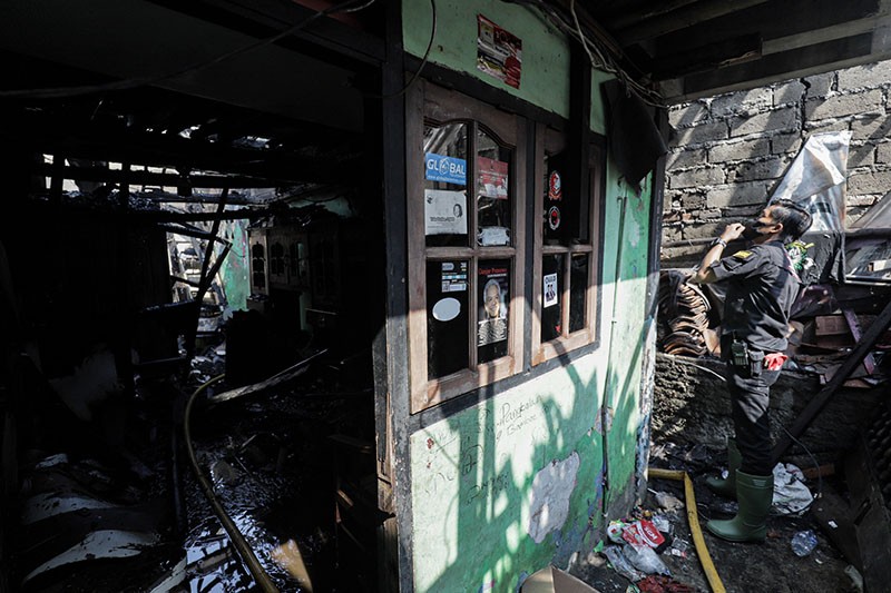 Mengais Sisa-Sisa Barang usai Rumah Ludes Dilalap Api di Manggarai - Bagian 5