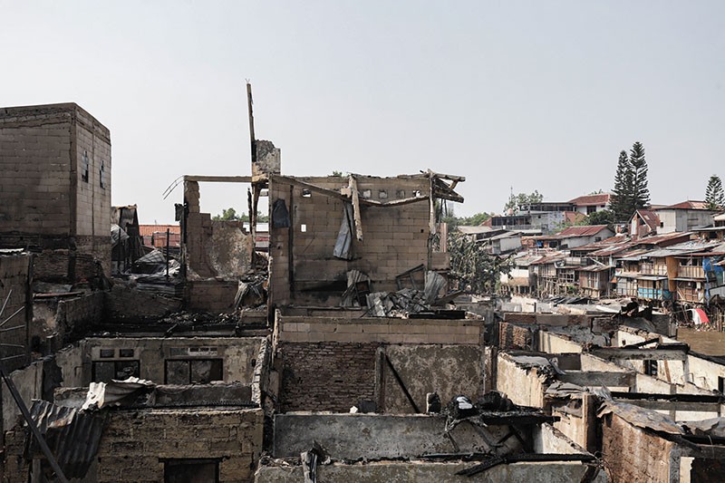 Mengais Sisa-Sisa Barang usai Rumah Ludes Dilalap Api di Manggarai - Bagian 4