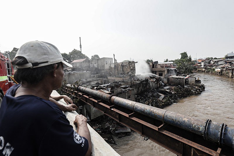 Mengais Sisa-Sisa Barang usai Rumah Ludes Dilalap Api di Manggarai - Bagian 3