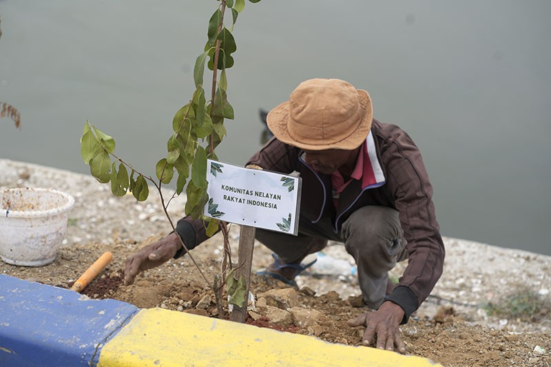 Mahasiswa Peduli Kampung Nelayan, Tanam Pohon dan Renovasi Saung Edukasi - Bagian 1
