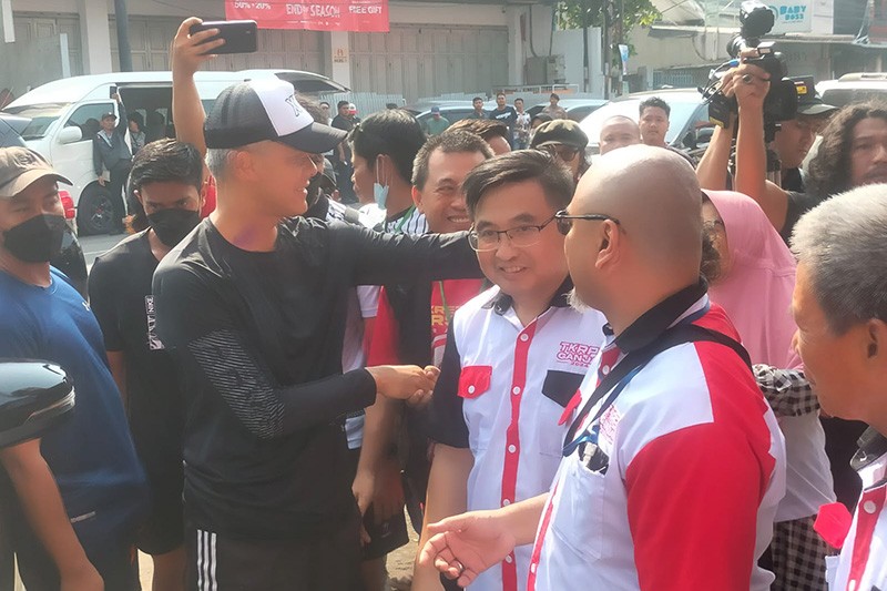 Capres Ganjar Pranowo Ditemani Siti Atikoh Temui Relawan di Karawang - Bagian 2