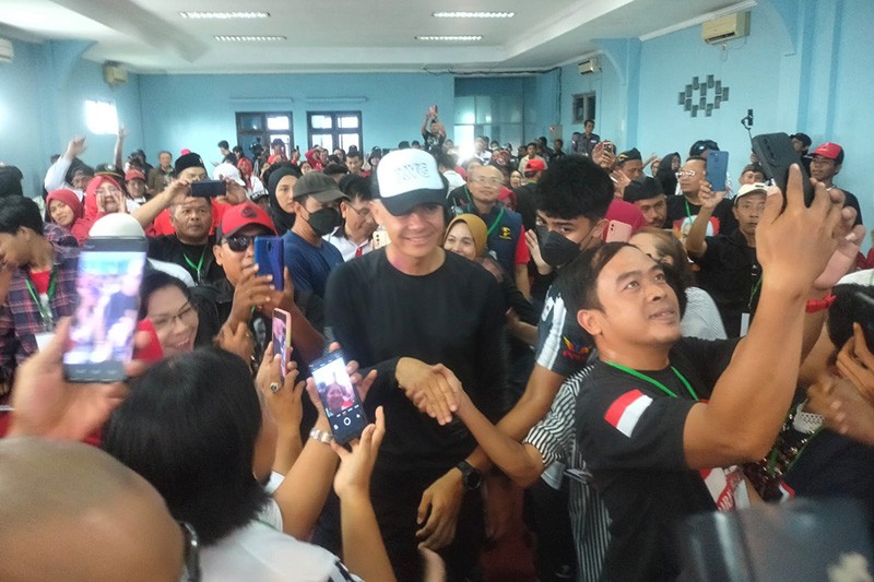 Capres Ganjar Pranowo Ditemani Siti Atikoh Temui Relawan di Karawang - Bagian 1