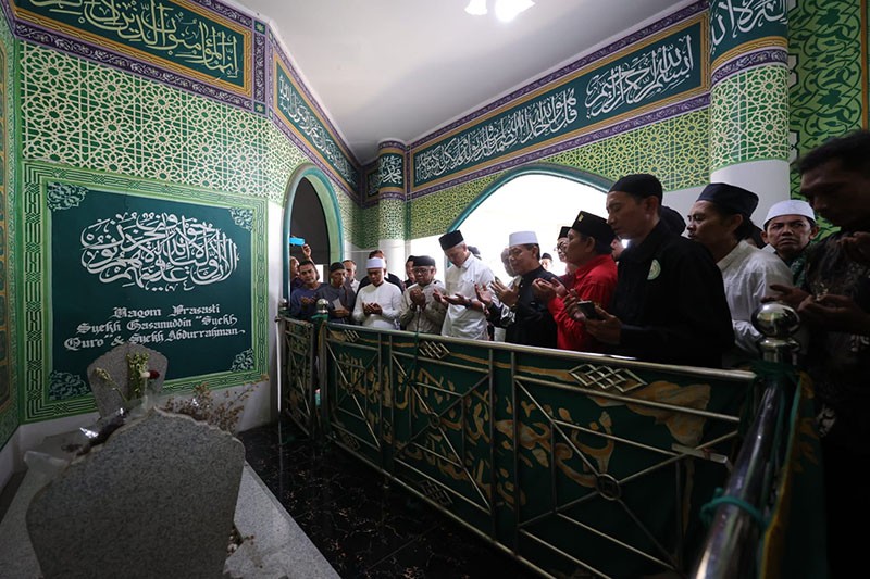Usai Jumatan, Ganjar Ziarah ke Makam Syekh Quro di Karawang - Bagian 1