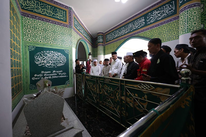 Usai Jumatan, Ganjar Ziarah ke Makam Syekh Quro di Karawang - Bagian 3