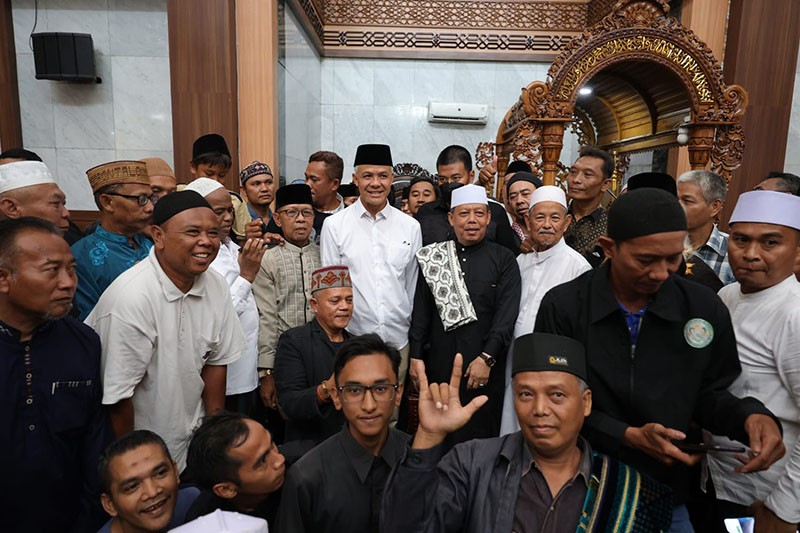 Usai Jumatan, Ganjar Ziarah ke Makam Syekh Quro di Karawang - Bagian 2