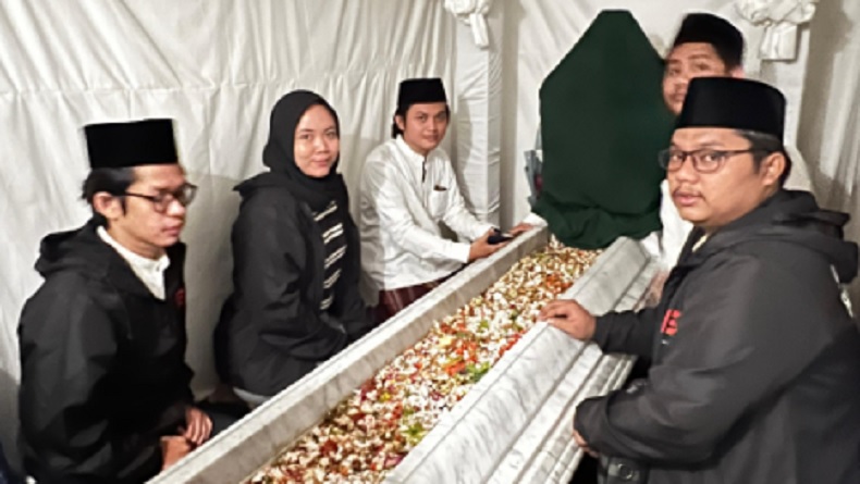 title Jurkam Muda Generasi Pemenang Ganjar- Mahfud Ziarah ke Makam Walisongo di 3 Provinsi Jurkam Muda Generasi Pemenang Ganjar- Mahfud Ziarah ke Makam Walisongo di 3 Provinsi