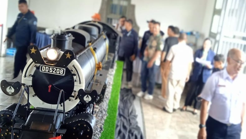 Miniatur Lokomotif Uap DD5208 Si Gombar Ditempatkan di Stasiun Garut