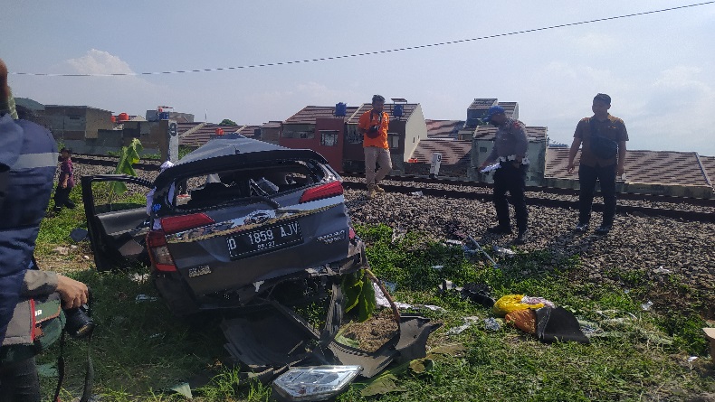 Korban Tewas Kecelakaan Minibus Tertabrak Kereta Feeder Whoosh Di KBB ...