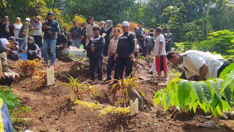Pemakaman Ibu dan 2 Anak Korban Kecelakaan Minibus Tertabrak Kereta Api Feeder Whoosh Diiringi Isak Tangis