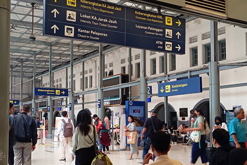 Suasana Ramai Stasiun Pasar Senen Jelang Libur Natal dan Tahun Baru 2024 - Bagian 3