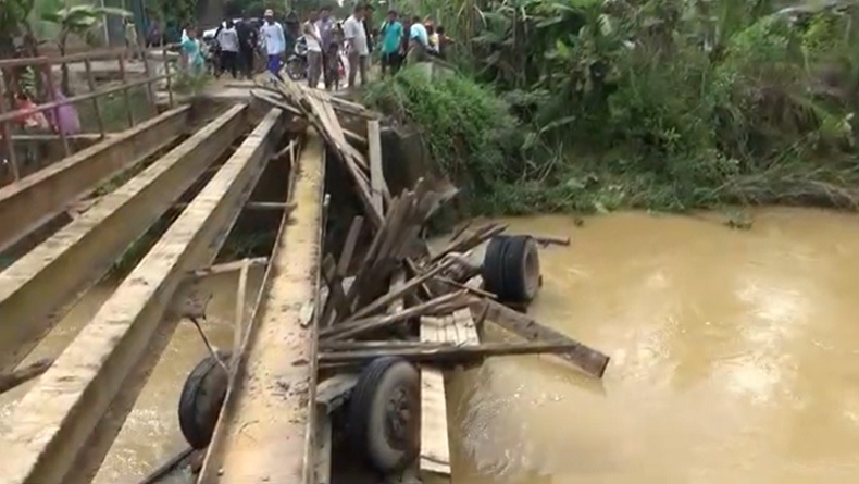 Jembatan Ambruk di Dharmasraya, Truk Tangki Pemasok Air Pesta Pernikahan Terjun ke Sungai