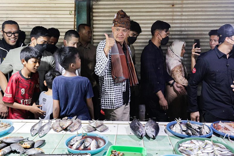 Capres Ganjar Pranowo Didampingi HT Blusukan ke Pasar Kranggan Bekasi - Bagian 5