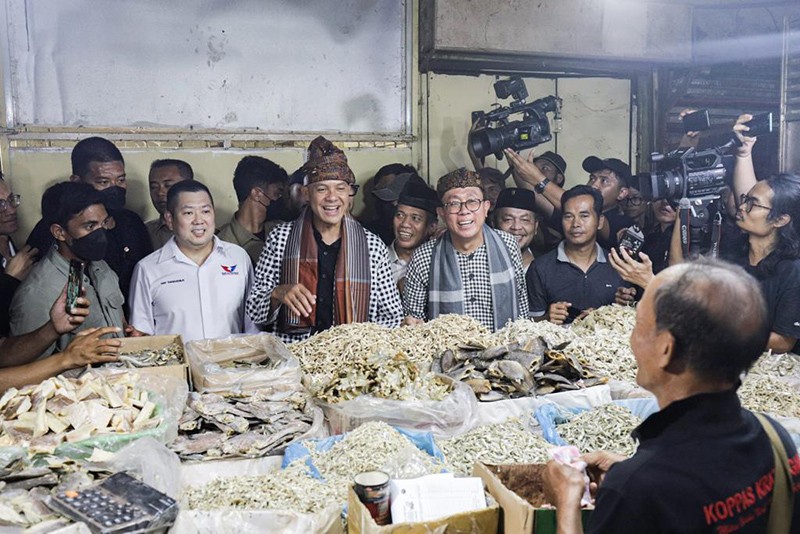 Capres Ganjar Pranowo Didampingi HT Blusukan ke Pasar Kranggan Bekasi - Bagian 3