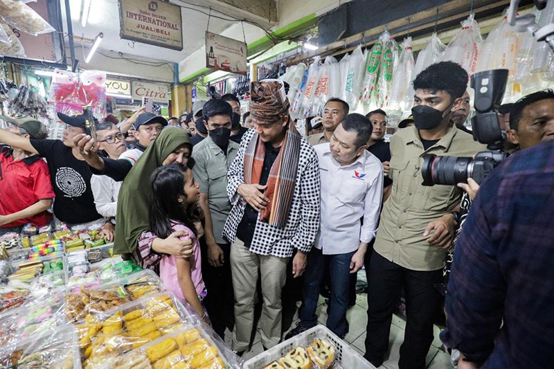 Capres Ganjar Pranowo Didampingi HT Blusukan ke Pasar Kranggan Bekasi - Bagian 4