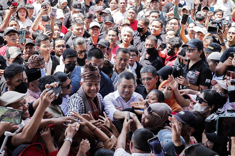 Capres Ganjar Pranowo Didampingi HT Blusukan ke Pasar Kranggan Bekasi - Bagian 2