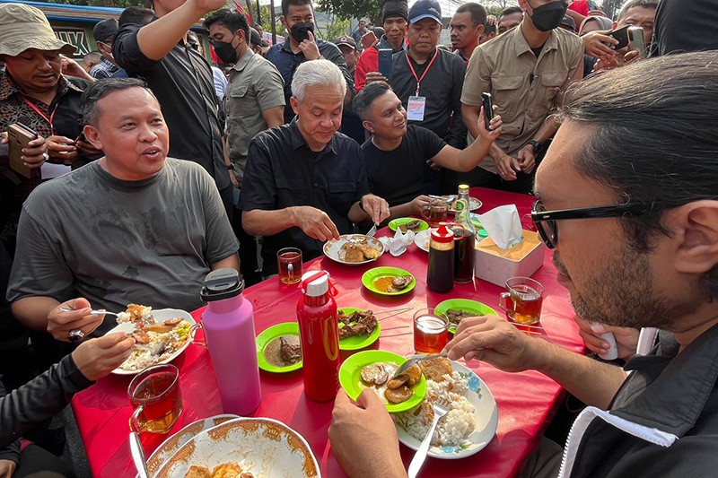 Ganjar Keliling Bekasi, Sarapan Nasi Uduk Sambil Serap Aspirasi Pedagang hingga Pengamen - Bagian 2