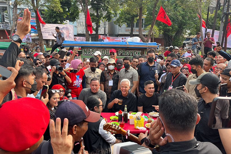 Ganjar Keliling Bekasi, Sarapan Nasi Uduk Sambil Serap Aspirasi Pedagang hingga Pengamen - Bagian 1