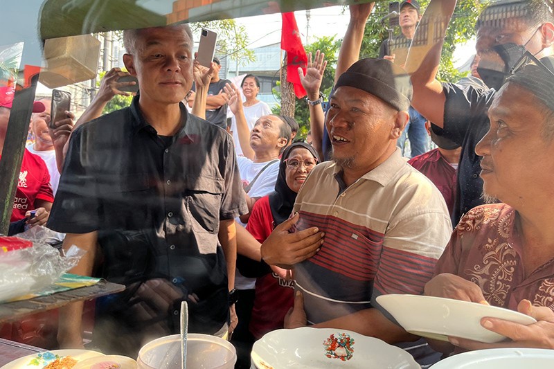 Ganjar Keliling Bekasi, Sarapan Nasi Uduk Sambil Serap Aspirasi Pedagang hingga Pengamen - Bagian 3