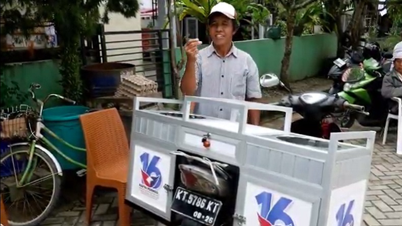 title Senyum Semringah Penjual Bubur Keliling di Balikpapan Dapat Gerobak Gratis Perindo Senyum Semringah Penjual Bubur Keliling di Balikpapan Dapat Gerobak Gratis Perindo