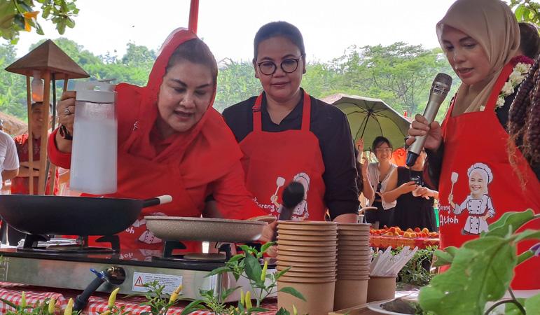 title Atikoh Ganjar Unjuk Kebolehan Fun Cooking di Kampung Jawi: Masak Bobor Daun Kelor Atikoh Ganjar Unjuk Kebolehan Fun Cooking di Kampung Jawi: Masak Bobor Daun Kelor