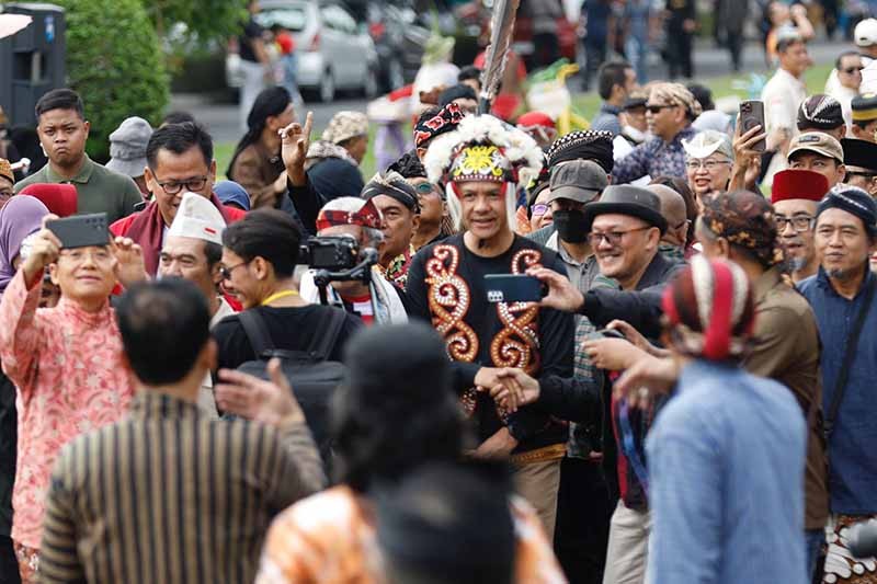 Ikuti Kirab Budaya Nitilaku UGM, Ganjar Pranowo Kenakan Pakaian Adat Dayak - Bagian 2