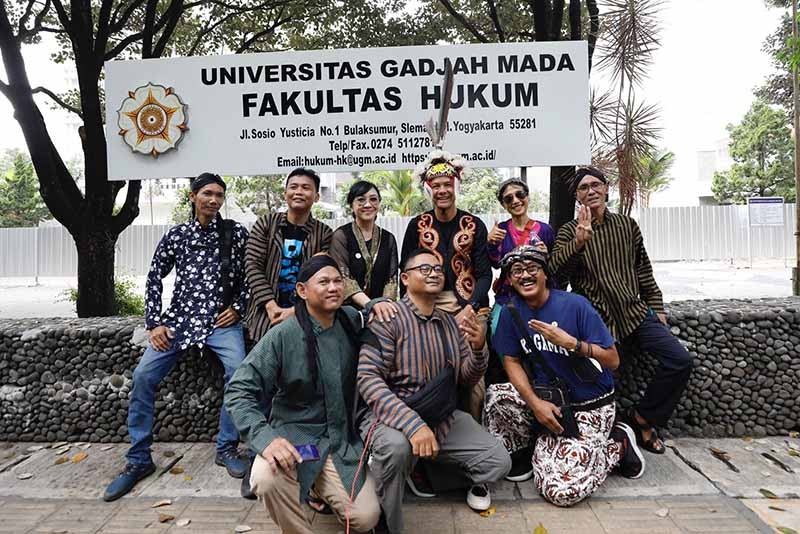 Ikuti Kirab Budaya Nitilaku UGM, Ganjar Pranowo Kenakan Pakaian Adat Dayak - Bagian 3