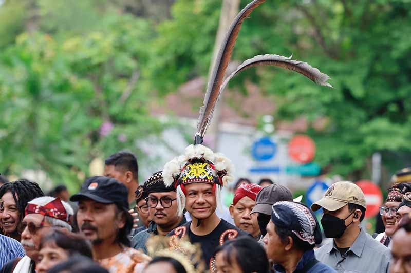 Ikuti Kirab Budaya Nitilaku UGM, Ganjar Pranowo Kenakan Pakaian Adat Dayak - Bagian 1