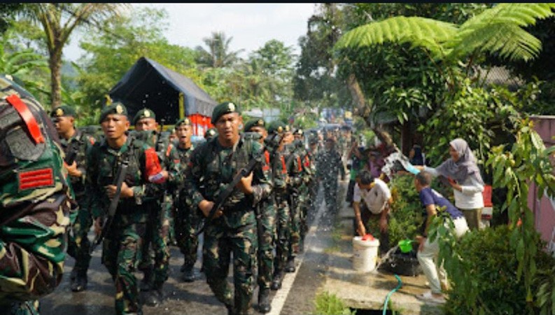 Momen Haru Warga Purbalingga Gebyur Air hingga Suapi Prajurit Tonting Yudha Wastu Pramuka Jaya 