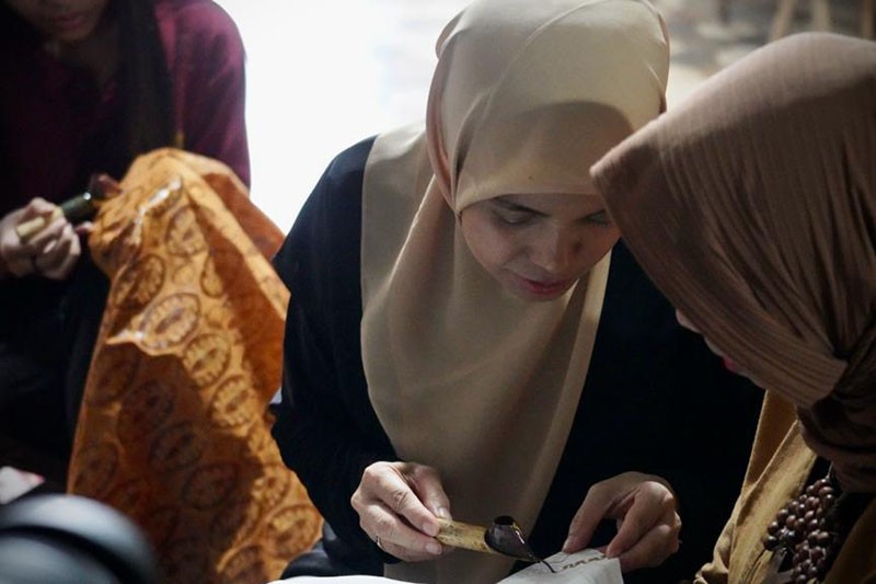 Momen Siti Atikoh Membatik di Semarang - Bagian 1
